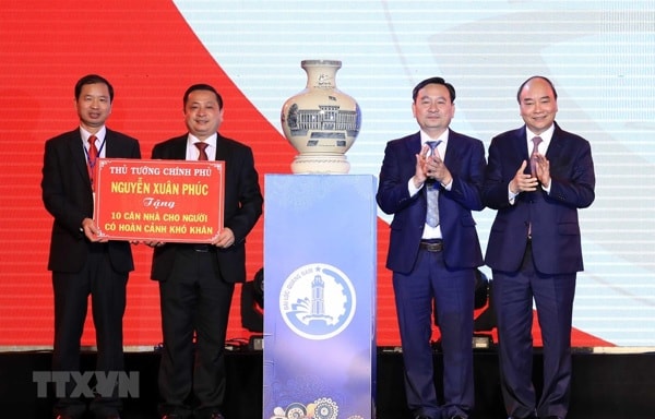 Thủ tướng Nguyễn Xuân Phúc tặng quà lưu niệm và nhà cho người có hoàn cảnh khó khăn huyện Đại Lộc. Ảnh: TTXVN