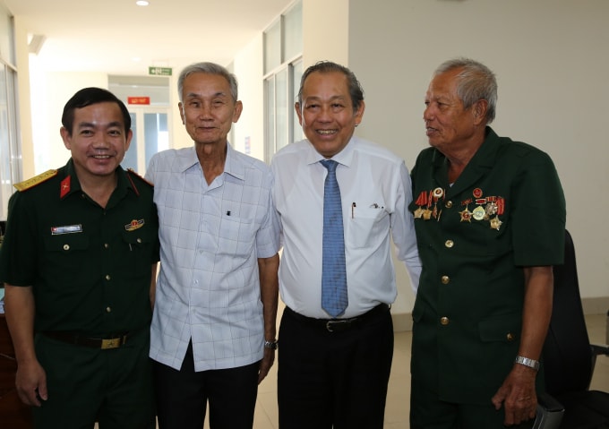 Phó Thủ tướng Thường trực Chính phủ Trương Hòa Bình và đại biểu, nhân chứng lịch sử tại Hội thảo. Ảnh: VGP
