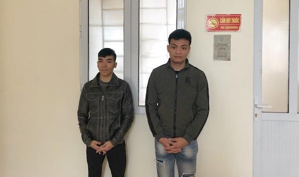 2 đối tượng Nguyễn Quốc Vũ (bên phải) và Lê Văn Hiếu tại cơ quan điều tra. Ảnh CAHT