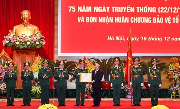 Thường trực Ban Bí thư Trần Quốc Vượng trao Huân chương Bảo vệ Tổ quốc hạng Nhất cho Tổng cục Chính trị Quân đội Nhân dân Việt Nam. Ảnh: BQP.