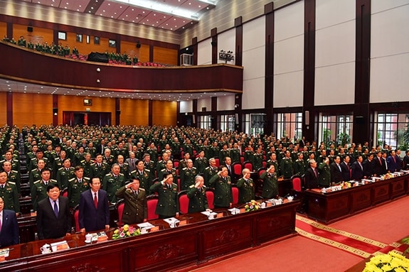 Các đại biểu làm lễ chào cờ. Ảnh: BQP.