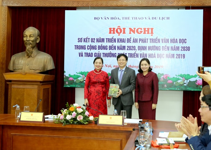 Nhà báo Hồ Quang Lợi – Phó Chủ tịch Thường trực Hội Nhà báo Việt Nam đã trao tặng cuốn sách “Thời cuộc và Văn hóa” do ông làm tác giả cho 63 thư viện các tỉnh, thành phố và 37 thư viện các trường Đại học trên cả nước. (Ảnh: Sơn Hải)