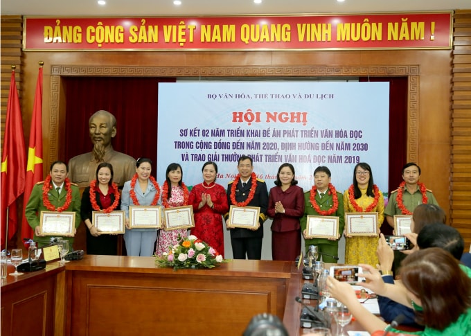 Bộ Văn hóa, Thể thao và Du lịch trao Giải thưởng nhằm tôn vinh các tập thể, cá nhân có đóng góp tích cực cho sự phát triển văn hóa đọc trong năm 2019. ẢNh: Sơn Hải