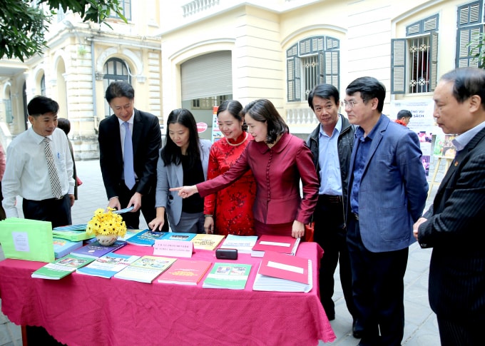 Các đại biểu trao đổi ngoài hành lang hội nghị (ảnh: Sơn Hải)