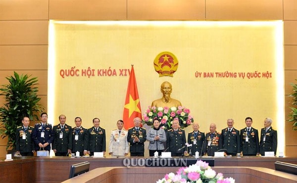 Chủ tịch Quốc hội Nguyễn Thị Kim Ngân tặng quà lưu niệm các Cựu chiến binh Bộ đội Đặc công. Ảnh: quochoi.vn