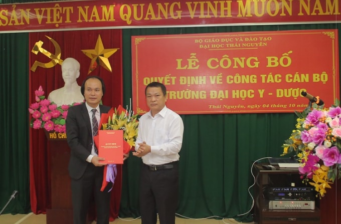 Cơ quan điều tra xác định ông Nguyễn Tiến Dũng (người đứng bên trái) có dấu hiệu vi phạm pháp luật, nhưng vẫn được ông Phạm Hồng Quang- Giám đốc Đại học Thái Nguyên (người đứng bên phải) phân công giao nhiệm vụ Phó hiệu trưởng Phụ trách Trường Đại học Y - Dược ...( ảnh nguồn website Trường ĐH Y- Dược)