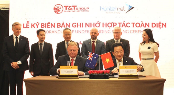 Chủ tịch HĐQT kiêm Tổng Giám đốc Tập đoàn T&T Đỗ Quang Hiển (bên phải) và Tổng Giám đốc Hiệp hội Doanh nghiệp HunterNet Tone Cade ký kết Biên bản ghi nhớ hợp tác. Ảnh: Nguyên Dương.