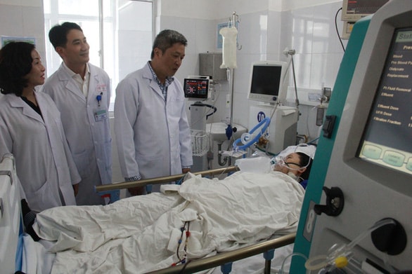 Thứ trưởng Bộ Y tế Nguyễn Trường Sơn (thứ ba từ trái) đến thăm một sản phụ gặp sự cố y khoa nằm điều trị tại BV Đà Nẵng. Ảnh Tuổi Trẻ.