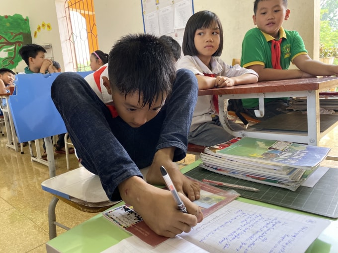 Với đôi chân diệu kỳ, Tiến Anh đã, đang và sẽ vẽ cuộc đời của chính mình. Ảnh: Thủy Tiên