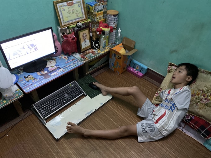 Góc học tập của cậu bé Tiến Anh trong ngôi nhà nhỏ của mình. Ảnh: Thủy Tiên