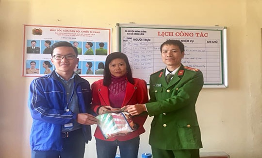 Anh Lê Văn Công cùng đại diện Công an xã Công Liêm – Nông Cống trao trả nguyên vẹn tài sản nhặt được cho chị Phạm Thị Vinh.