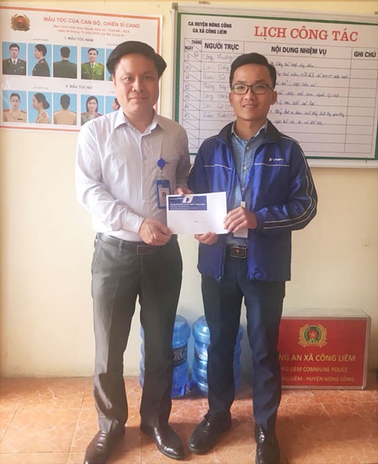 Đồng chí Lưu Đình Sinh – Giám đốc PBH Nông Cống biểu dương và khen thưởng anh Lê Văn Công.
