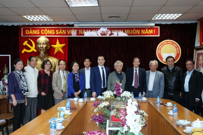 Các thành viên trong Cụm chụp ảnh lưu niệm.