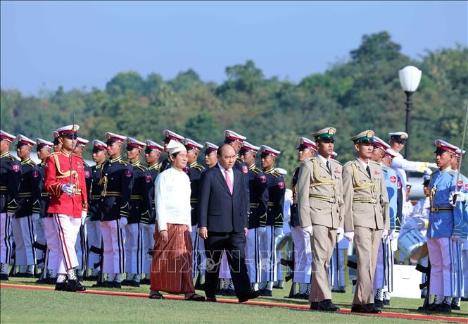 Thủ tướng Nguyễn Xuân Phúc và Tổng thống U Win Myin duyệt đội danh dự. Ảnh: TTXVN