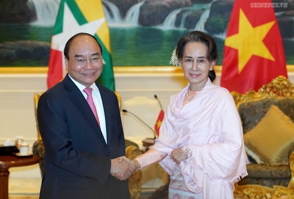 Thủ tướng Nguyễn Xuân Phúc và Cố vấn Nhà nước Aung San Suu Kyi. Ảnh: VGP