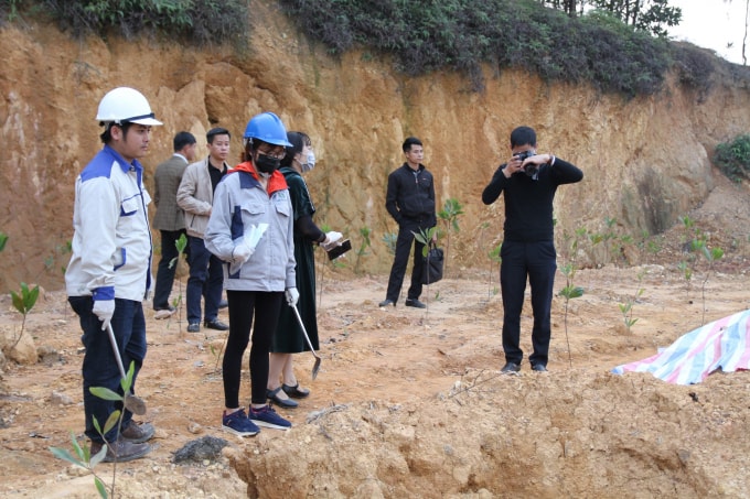 Các cơ quan chức năng Bộ Tài nguyên và Môi trường tiến hành lấy mẫu chất thải mang đi giám định. Ảnh Hà Long.