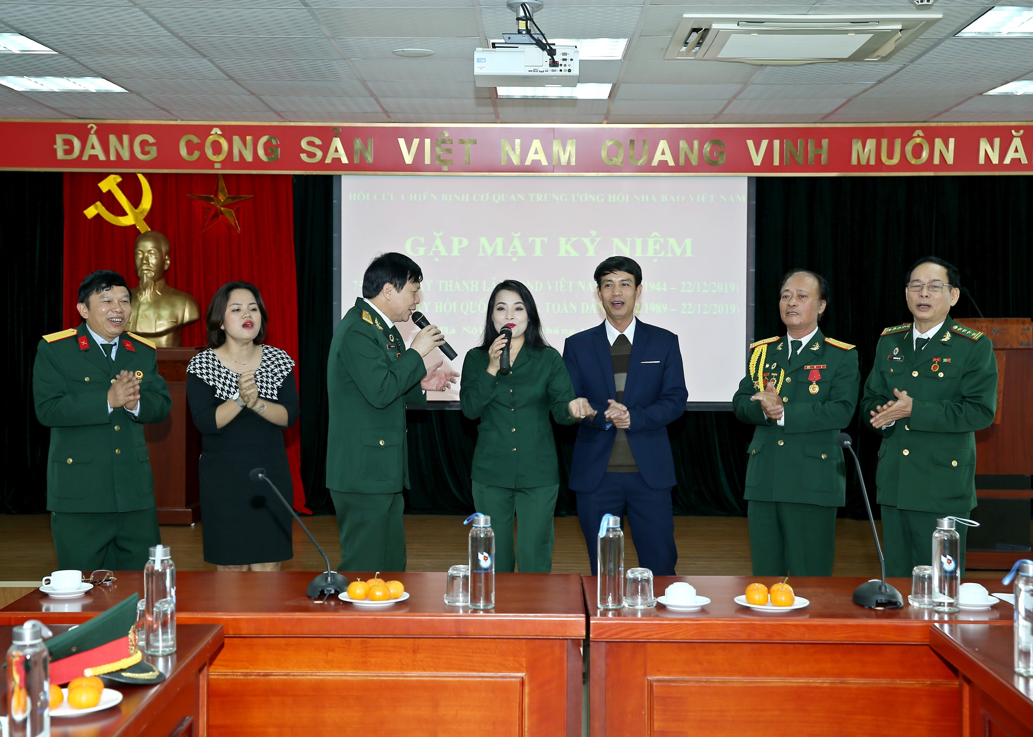 Các tiết mục giao lưu văn nghệ tại buổi lễ có sự góp mặt của cả các đồng chí Đoàn Thanh niên cơ quan Trung ương Hội Nhà báo Việt Nam. Ảnh: Sơn Hải