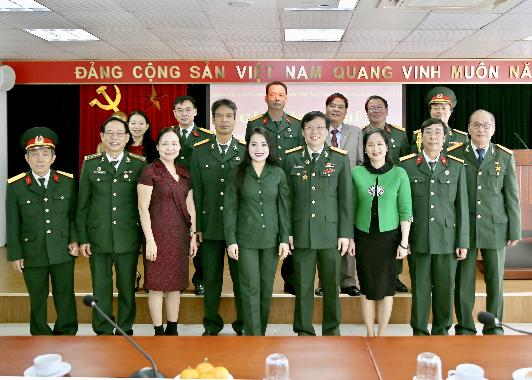 Các đại biểu tham dự chụp ảnh lưu niệm. Ảnh- Sơn Hải