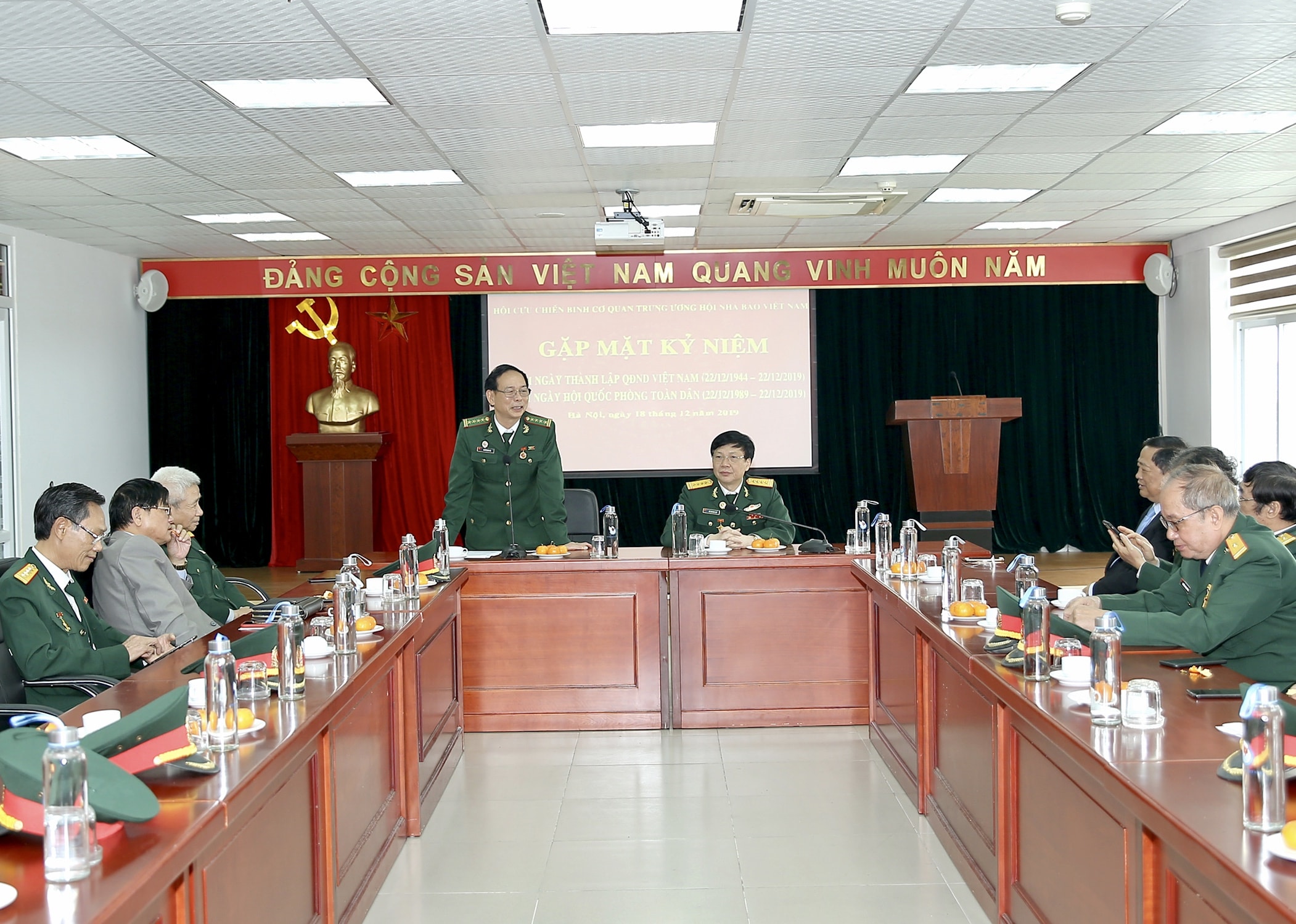 Đồng chí Nguyễn Hòa Văn, Giám đốc Cổng Thông tin Điện tử, Chủ tịch Hội Cựu chiến binh cơ quan TƯ Hội Nhà báo Việt Nam phát biểu tại buổi lễ. Ảnh: Sơn Hải