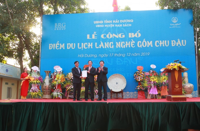 Chủ tịch UBND tỉnh Hải Dương trao quyết định công nhận điểm du lịch làng nghề Gốm Chu Đậu cho lãnh đạo huyện Nam Sách và Công ty CP Gốm Chu Đậu. Ảnh Chí Cường