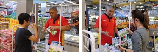 Người tiêu dùng Singapore tìm hiểu về sữa tươi Organic tại quầy dùng thử sản phẩm sữa Vinamilk trong các siêu thị