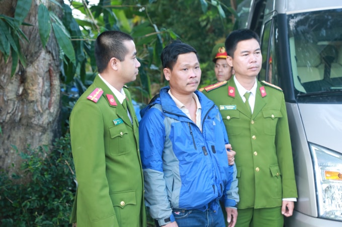 Cơ quan công an dẫn giải bị can Phan Văn Được về trụ sở.