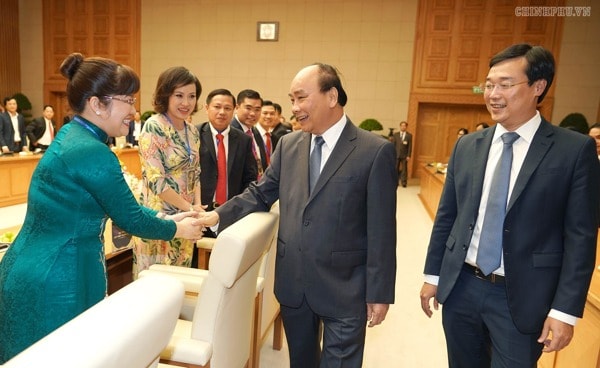Thủ tướng Nguyễn Xuân Phúc và các đại biểu đạt Giải thưởng Sao Đỏ 2019. Ảnh: VGP