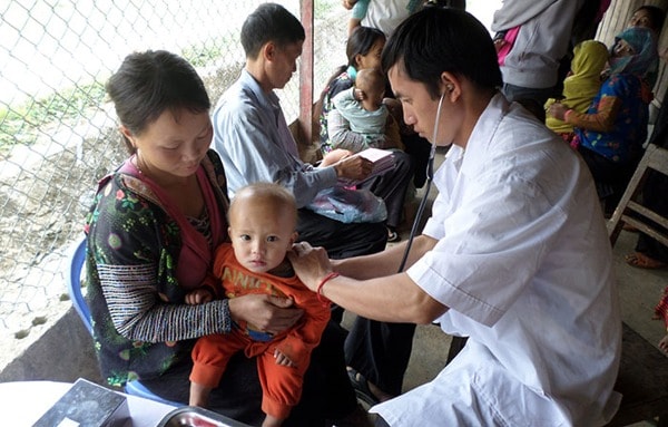 Cán bộ Trạm Y tế xã Lay Nưa, thị xã Mường Lay, tỉnh Điện Biên khám bệnh, tuyên truyền phòng chống dịch bệnh cho người dân. Ảnh: Báo Điện Biên Phủ