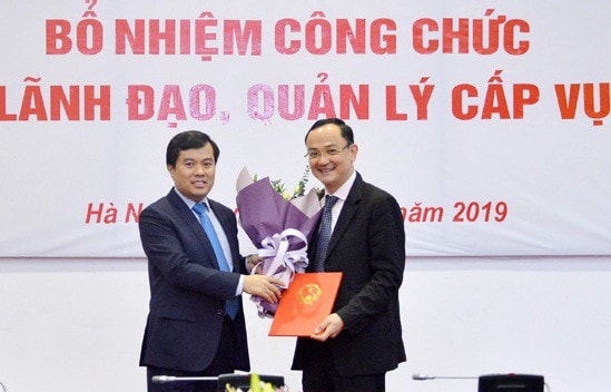 Phó Chủ nhiệm Văn phòng Quốc hội Nguyễn Mạnh Hùng trao quyết định và chúc mừng đồng chí Nguyễn Ngọc Sơn. Ảnh: chinhphu.vn