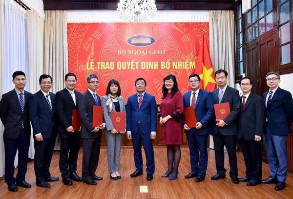 Thứ trưởng Bộ Ngoại giao Nguyễn Minh Vũ trao quyết định và chúc mừng các cán bộ được bổ nhiệm. Ảnh: chinhphu.vn