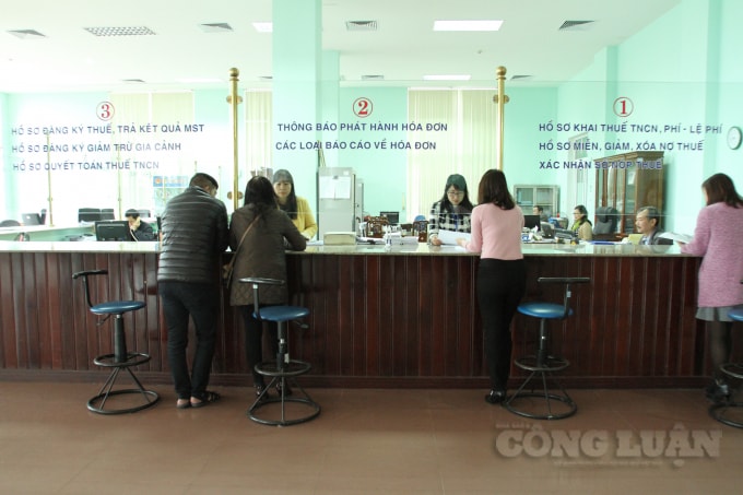 Người dân đến nộp thuế tại cục thuế.