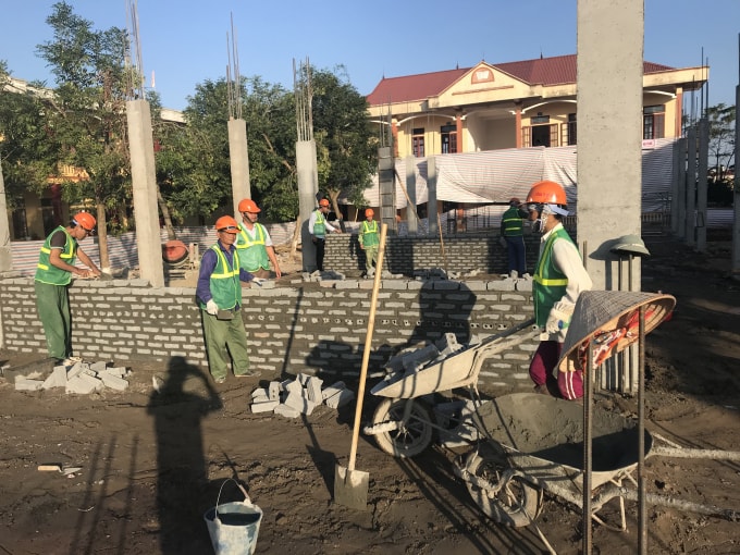Ghi nhận trong ngày 17/12, các công nhân đã được trang bị đồ bảo hộ lao động.