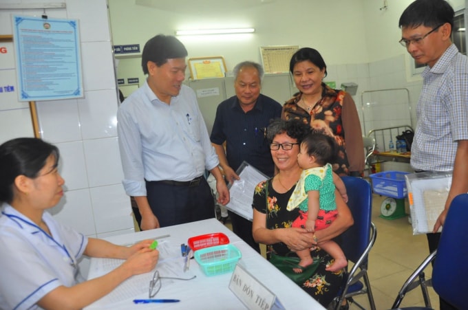 Các trạm y tế luôn ý thức trong việc sắp xếp ghế ngồi đầy đủ, nước uống phục vụ chu đáo, bố trí bàn đón tiếp người dân tận tình trong những ngày tiêm chủng, ngày vi chất dinh dưỡng.