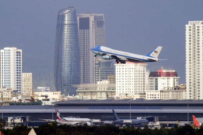 Bức ảnh Chuyên cơ của Tổng thống Mỹ Donald Trump bay qua tòa nhà hành chính, biểu tượng của Đà Nẵng.