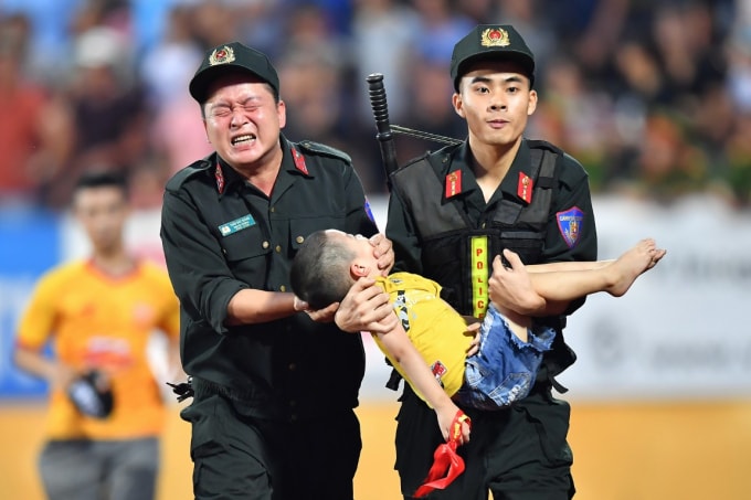 Chiến sĩ CSCĐ cứu giúp em nhỏ.