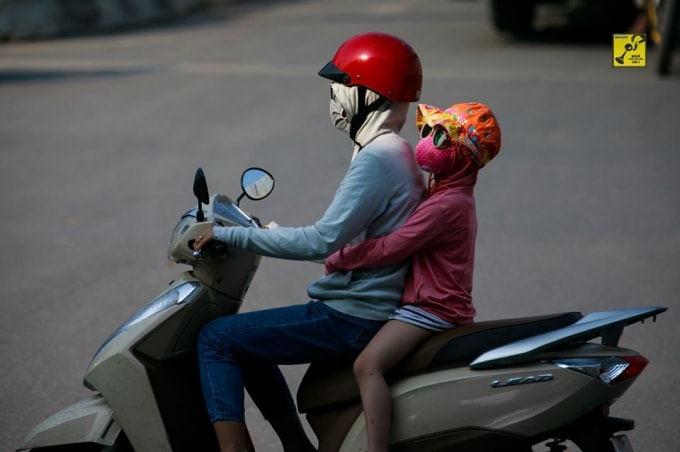 Người dân được khuyến cáo đeo khẩu trang chất lượng cao khi ra đường. Ảnh. K0 Còi