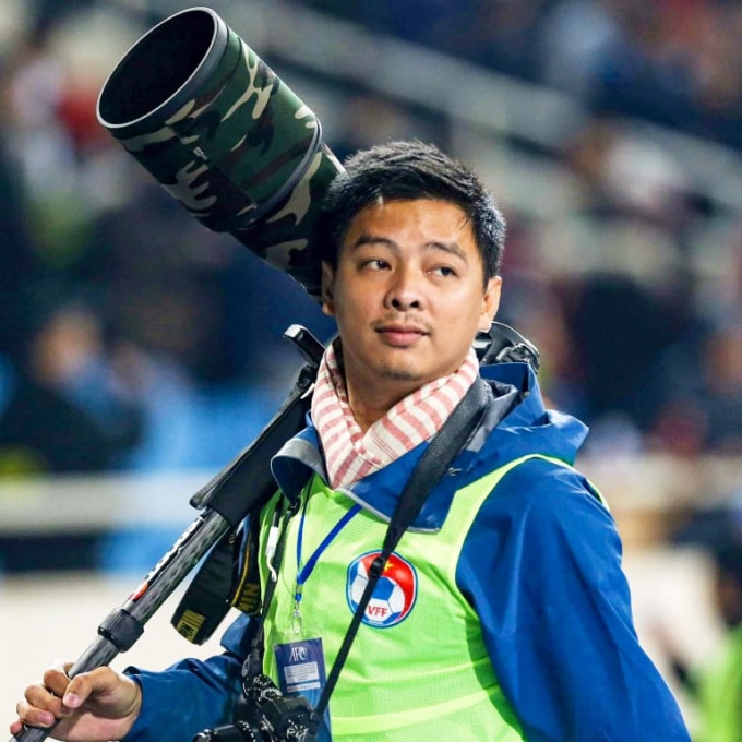 Phóng viên ảnh Tuấn Mark khi tác nghiệp chung kết AFF Cup 2018.