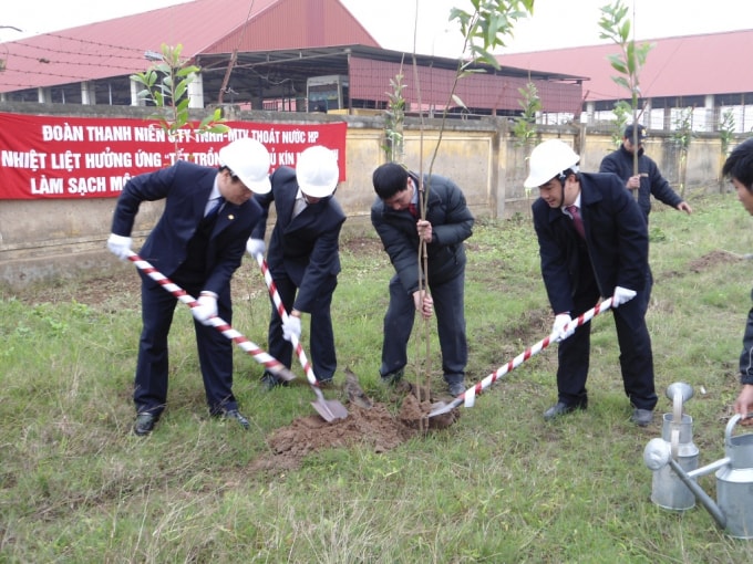 Đoàn Thanh niên Công ty TNHH MTV Thoát nước Hải Phòng hưởng ứng trồng cây làm môi trường xanh - sạch - đẹp.