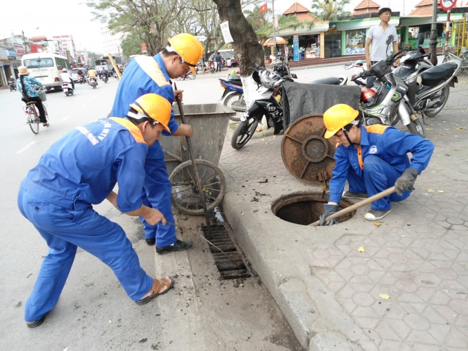 Thu dọn bùn, rác miệng ga hàm ếch tại các tuyến đường, xóm ngõ, khu tập thể để đảm bảo việc tiêu thoát nước.