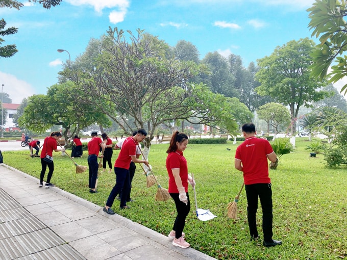 Các chi nhánh tham gia làm sạch công viên...