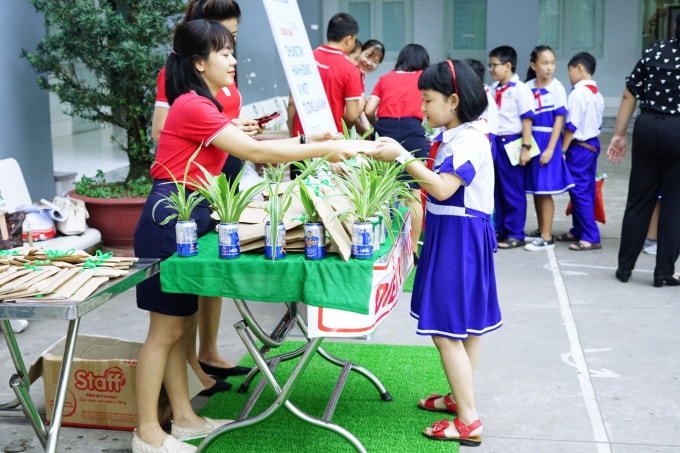 SeABank Tiền Giang cùng khối các em học sinh lớp 5- trường Tiểu học Thủ Khoa Huân trở thành những chiến binh của môi trường.