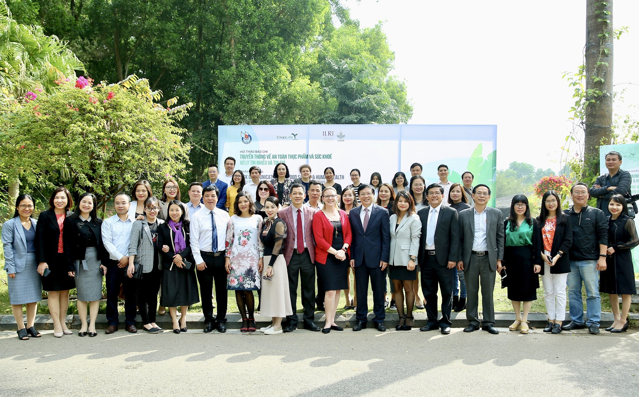 Các đại biểu tham dự Hội thảo chụp ảnh lưu niệm. Ảnh: Sơn Hải