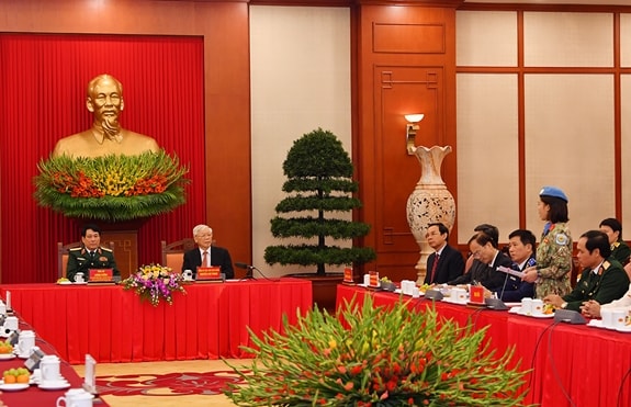 Đại diện Đoàn đại biểu điển hình tiên tiến báo cáo với Tổng Bí thư, Chủ tịch nước Nguyễn Phú Trọng. Ảnh: BQP.