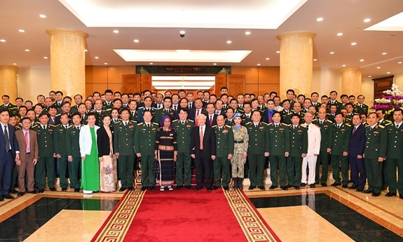 Tổng Bí Thư, Chủ tịch nước Nguyễn Phú Trọng chụp ảnh chung với các đại biểu. Ảnh: BQP.