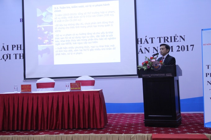 Ông Lê Trần Nguyên Hùng - Vụ  trưởng Vụ Bảo tồn và phát triển nguồn lợi thủy sản đã báo cáo về kết quả thực hiện công tác bảo vệ và phát triển nguồn lợi thủy sản tại Hội nghị