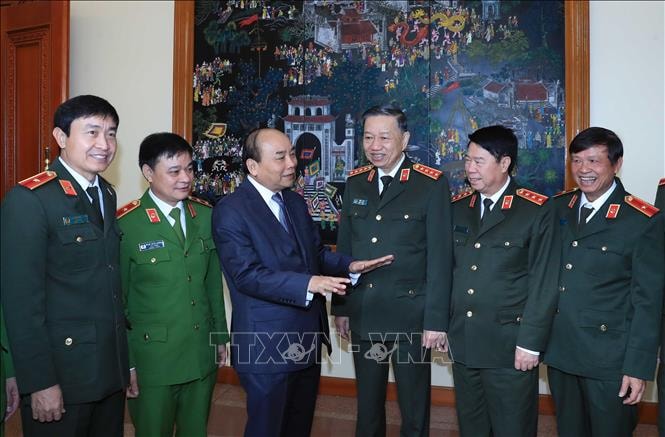 Thủ tướng Nguyễn Xuân Phúc trao đổi ý kiến với các đại biểu tham dự hội nghị. Ảnh: TTXVN