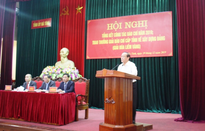 Nhà báo Nguyễn Khắc Hiển, Trưởng Văn phòng đại diện báo Nhà báo & Công luận phát biểu tại hội nghị