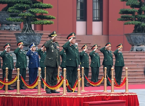 Đại tướng Ngô Xuân Lịch và Phó Thủ tướng, Bộ trưởng Bộ Quốc phòng Campuchia, Đại tướng Tea Banh chào cờ. Ảnh: BQP.