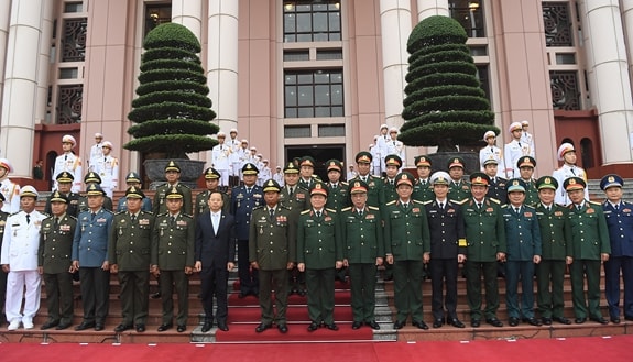 Đại tướng Ngô Xuân Lịch và Đại tướng Tea Banh chụp ảnh chung với các thành viên Đoàn đại biểu quân sự cấp cao hai nước. Ảnh: BQP.
