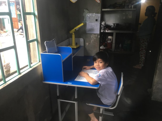 Trung tâm Phát triển Cộng đồng và Công tác Xã hội Codes nhanh chóng triển khai làm hồ sơ bảo trợ, giúp trẻ em thuộc các gia đình khó khăn có được học phí, bảo hiểm và dụng cụ học tập như sách vở, bàn ghế.